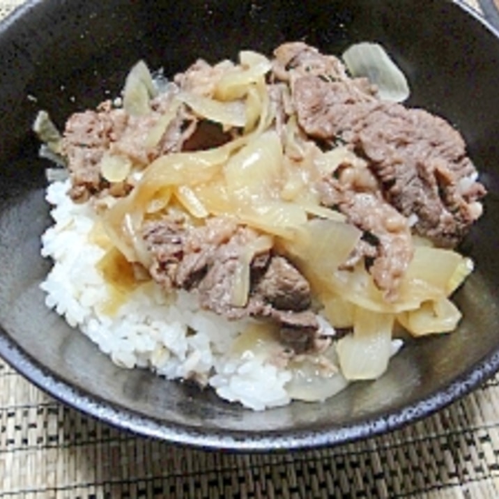 みんな大好き牛丼。赤ワインで浸けこんで…